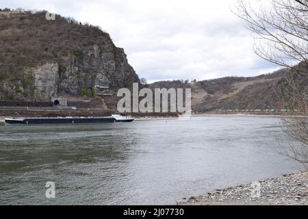 Un cargo passant par les roches dangereuses de Mittelrheintal près de Loreley Banque D'Images