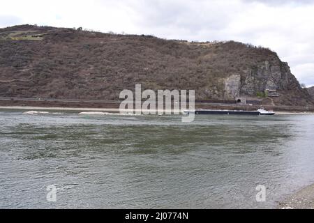 Un cargo passant par les roches dangereuses de Mittelrheintal près de Loreley Banque D'Images