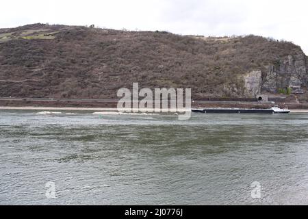 Un cargo passant par les roches dangereuses de Mittelrheintal près de Loreley Banque D'Images