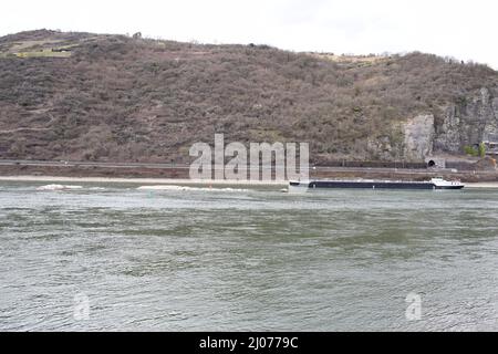 Un cargo passant par les roches dangereuses de Mittelrheintal près de Loreley Banque D'Images