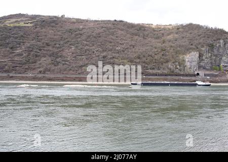 Un cargo passant par les roches dangereuses de Mittelrheintal près de Loreley Banque D'Images