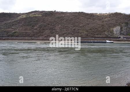 Un cargo passant par les roches dangereuses de Mittelrheintal près de Loreley Banque D'Images