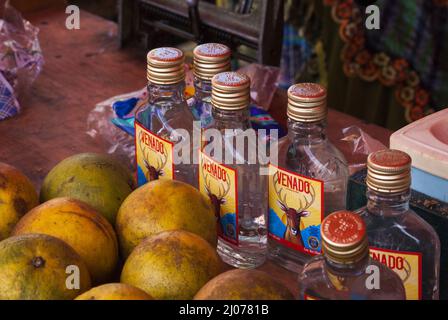 Santiago Sacatepequez, Guatemala - Vente de boissons alcoolisées sur le marché rural Banque D'Images