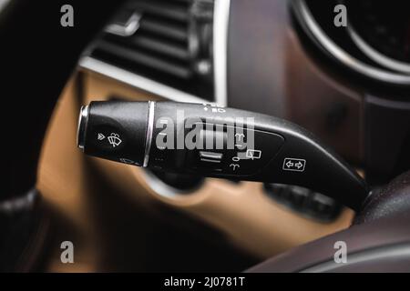 Éteignez les lumières d'une voiture. Gros plan avec clignotant intégré et interrupteur des phares photo Banque D'Images