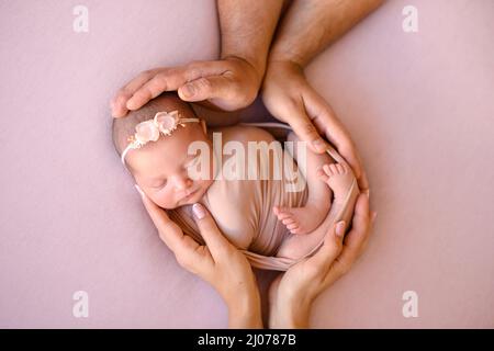 Gros plan magnifique bébé fille endormi. Nouveau-né bébé fille, endormi sur une couverture. Un portrait d'une belle jeune fille de dix jours Banque D'Images