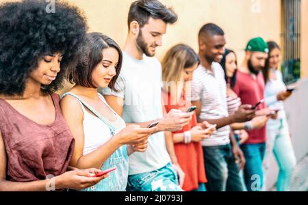 Groupe d'amis multiculturels sur le moment addictif utilisant des téléphones mobiles intelligents - Gen-z jeunes hypnotisés par les réseaux sociaux - concept de technologie Banque D'Images