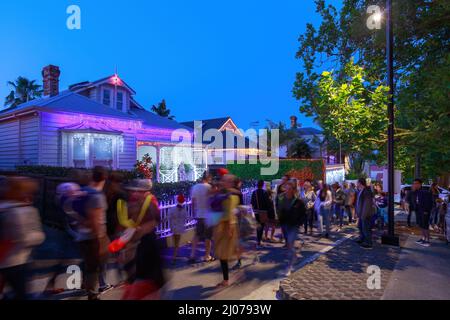 Une foule de personnes admirant les lumières de Noël sur les maisons de Franklin Road, Auckland, Nouvelle-Zélande, pendant la période des fêtes Banque D'Images