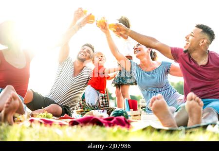 Les familles multiculturelles s'amusent avec les enfants à la fête de camping pic nic - Joy et amour style de vie concept avec les jeunes gens d'âge mixte toasting j Banque D'Images