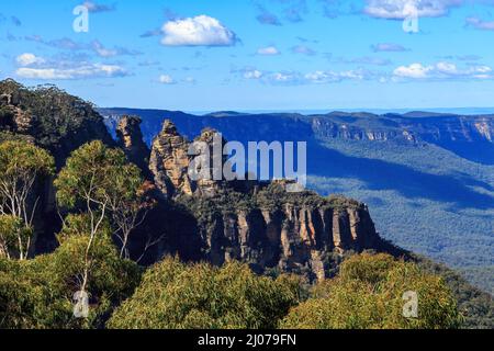 La célèbre formation rocheuse des « trois Sœurs » dans les Blue Mountains, en Australie, entourée d'eucalyptus Banque D'Images