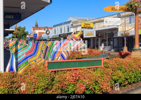 Morrinsville, Nouvelle-Zélande. Une sculpture à la vache peinte en couleur appelée « Betty » dans la zone commerçante de cette ville laitière Banque D'Images