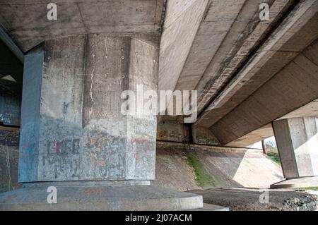 Passage inférieur d'autoroute en béton Banque D'Images