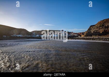 Ville balnéaire de Staithes et défenses maritimes dans le North Yorkshire Banque D'Images