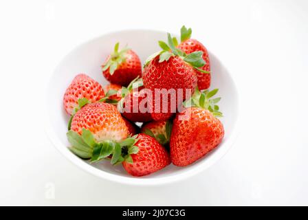 Fraises fraîches de culture biologique dans un bol blanc Banque D'Images