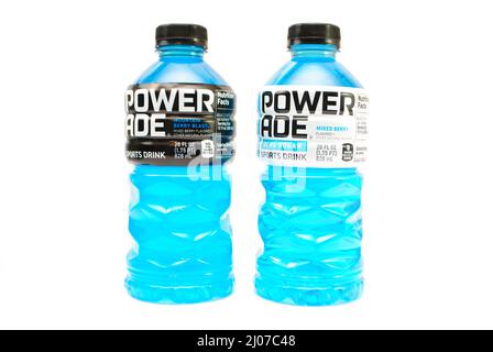 Saveur Mountain Blast isolée sur blanc. Powerade réapprovisionne les vitamines et les électrolytes perdus pendant les activités physiques. Powerade est une division de C. Banque D'Images