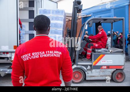 Rome, Italie. 16th mars 2022. Des volontaires de la Croix-Rouge italienne chargent un camion avec l'aide pour l'Ukraine. Rencontre avec des journalistes au Centre national des opérations d'urgence de via del Trullo à Rome pour des mises à jour sur l'envoi de l'aide de la Croix-Rouge italienne pour l'urgence en Ukraine à l'occasion de la préparation au départ des prochains camions avec des nécessités de base. (Credit image: © Matteo Nardone/Pacific Press via ZUMA Press Wire) Banque D'Images