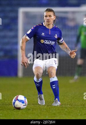 Photo du dossier datée du 13-01-2021, de Carl Piergianni, d'Oldham Athletic, qui sert le premier match d'interdiction de deux matchs pour les réservations cumulées, puisque les deux championnats de la Ligue deux accueillent Exeter à vol élevé à Boundary Park. Date d'émission : jeudi 17 mars 2022. Banque D'Images