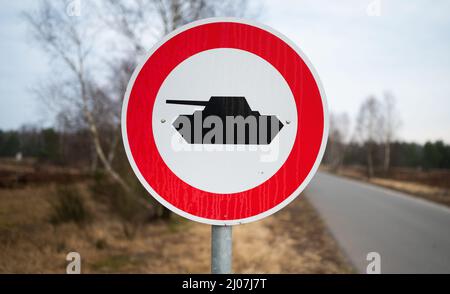 Munster, Allemagne. 16th mars 2022. Un panneau sur la zone de formation de la Bundeswehr indique que les chars ne sont pas autorisés à passer. Credit: Philipp Schulze/dpa/Alamy Live News Banque D'Images