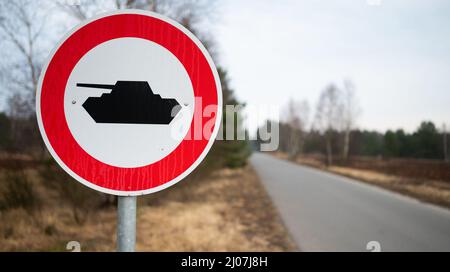 Munster, Allemagne. 16th mars 2022. Un panneau sur la zone de formation de la Bundeswehr indique que les chars ne sont pas autorisés à passer. Credit: Philipp Schulze/dpa/Alamy Live News Banque D'Images