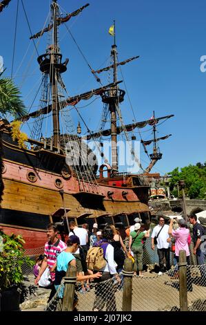 Paris, France, Parcs à thème, foule nombreuse, touristes visitant Disneyland Paris, attraction Pirate Ship Banque D'Images