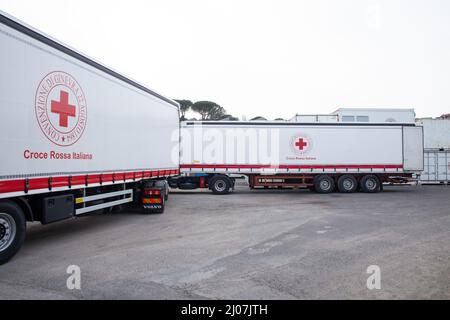 Rome, Italie. 16th mars 2022. Des camions de la Croix-Rouge italienne qui apporteront de l'aide à l'Ukraine. Rencontre avec des journalistes au Centre national des opérations d'urgence de via del Trullo à Rome pour des mises à jour sur l'envoi de l'aide de la Croix-Rouge italienne pour l'urgence en Ukraine à l'occasion de la préparation au départ des prochains camions avec des nécessités de base. (Credit image: © Matteo Nardone/Pacific Press via ZUMA Press Wire) Banque D'Images