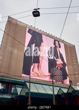 Milano, piazzale Cadorna, grand panneau publicitaire de la marque Prada, Italie, mars 2022 Banque D'Images