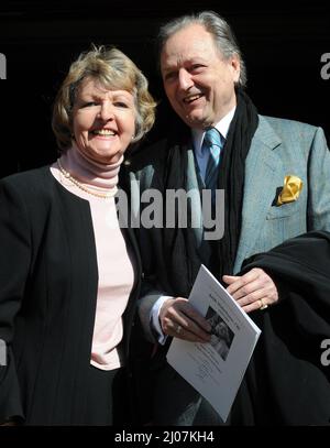 Photo de dossier datée du 16/03/10 de Penelope Keith et Peter Bowles après le service de célébration et d'action de grâce pour la vie de l'écrivain Keith Waterhouse à l'église St Paul, Londres, comme l'acteur est mort à l'âge de 85 ans. Date d'émission : jeudi 17 mars 2022. Banque D'Images