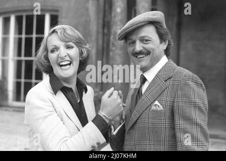 Photo du dossier datée du 20/09/81 de l'actrice Penelope Keith, comme Audrey fforbes-Hamilton, avec Peter Bowles qui joue son riche serait suitor, Richard DeVere dans leur populaire série télévisée, 'To The Manor Born', sur place à Cricket House, Cricket St Thomas, Somerset. Peter Bowles est décédé à l'âge de 85 ans. Date d'émission : jeudi 17 mars 2022. Banque D'Images