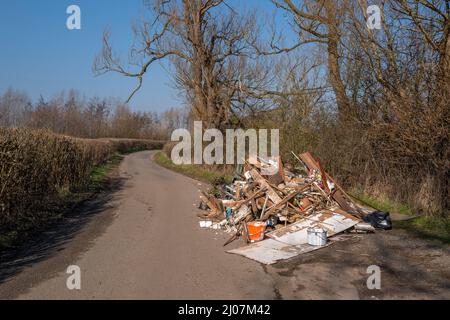 Un envol de déchets sur une voie de campagne. Banque D'Images