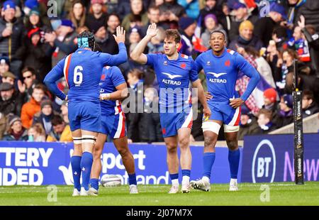 Photo du dossier datée du 26-02-2022 du Damian Penaud (centre) de France, que la France a restauré à l'aile droite pour leur match du Grand Chelem contre l'Angleterre à Paris samedi. Date de la photo: Samedi 26 février 2022. Date d'émission : jeudi 17 mars 2022. Banque D'Images