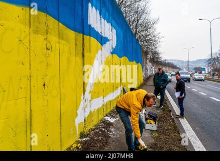 Teplice, République tchèque. 17th mars 2022. Les médecins légistes ont cherché des traces autour de la lettre majuscule blanche Z, qui est apparue sur le mur bordant le tronçon à travers la ville de Teplice, République tchèque, peinte dans les couleurs du drapeau ukrainien, le 17 mars 2022. En Russie, les gens placent la lettre Z sur des voitures, des maisons ou des vêtements, par exemple. Ils expriment leur soutien aux forces russes en Ukraine. Crédit : Ondrej Hajek/CTK photo/Alay Live News Banque D'Images