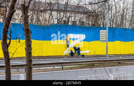 Teplice, République tchèque. 17th mars 2022. Les médecins légistes ont cherché des traces autour de la lettre majuscule blanche Z, qui est apparue sur le mur bordant le tronçon à travers la ville de Teplice, République tchèque, peinte dans les couleurs du drapeau ukrainien, le 17 mars 2022. En Russie, les gens placent la lettre Z sur des voitures, des maisons ou des vêtements, par exemple. Ils expriment leur soutien aux forces russes en Ukraine. Crédit : Ondrej Hajek/CTK photo/Alay Live News Banque D'Images