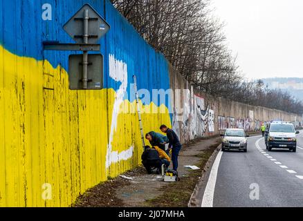 Teplice, République tchèque. 17th mars 2022. Les médecins légistes ont cherché des traces autour de la lettre majuscule blanche Z, qui est apparue sur le mur bordant le tronçon à travers la ville de Teplice, République tchèque, peinte dans les couleurs du drapeau ukrainien, le 17 mars 2022. En Russie, les gens placent la lettre Z sur des voitures, des maisons ou des vêtements, par exemple. Ils expriment leur soutien aux forces russes en Ukraine. Crédit : Ondrej Hajek/CTK photo/Alay Live News Banque D'Images