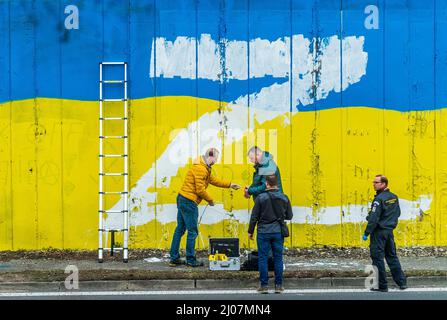 Teplice, République tchèque. 17th mars 2022. Les médecins légistes ont cherché des traces autour de la lettre majuscule blanche Z, qui est apparue sur le mur bordant le tronçon à travers la ville de Teplice, République tchèque, peinte dans les couleurs du drapeau ukrainien, le 17 mars 2022. En Russie, les gens placent la lettre Z sur des voitures, des maisons ou des vêtements, par exemple. Ils expriment leur soutien aux forces russes en Ukraine. Crédit : Ondrej Hajek/CTK photo/Alay Live News Banque D'Images