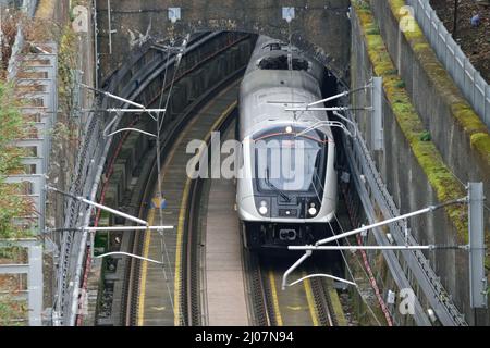 En direction de l'ouest, Elizabeth Line (Crossrail), train de classe 345 sortant du tunnel Connaught dans l'est de Londres pendant la phase d'essai Banque D'Images