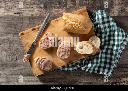 Pain grillé avec pâté de foie de porc sur une table en bois Banque D'Images