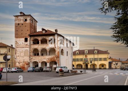 Cavallerleone, Cuneo, Italie - 16 mars 2022 : Palazzo Balbo Ferrero (Palazzotto) XVI siècle sur la piazza Santa Maria et la mairie en arrière-plan Banque D'Images