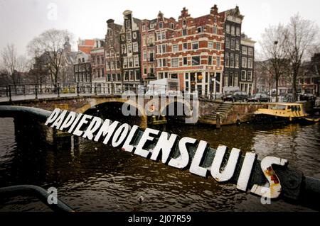 Pont de Papiermolensluis dans le quartier Jordaan, dans une journée enneigée, Amsterdam, pays-Bas Banque D'Images