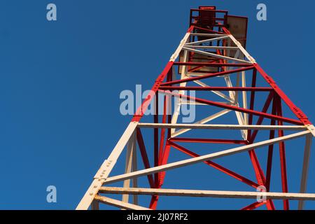 Le sommet de la tour de métal connu sous le nom de phare de Punta Gallinas avec un fond clairement ciel Banque D'Images