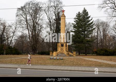 Olomouc, République tchèque. 17th mars 2022. Un antivandalisme inconnu a pulvérisé plusieurs swastikas noirs sur le monument commémoratif de l'Armée rouge, en bordure des jardins de Cech (Cechovy Sady) près du centre d'Olomouc, République Tchèque, photographié le 17 mars 2022. Crédit: Stanislav Helona/CTK photo/Alay Live News Banque D'Images