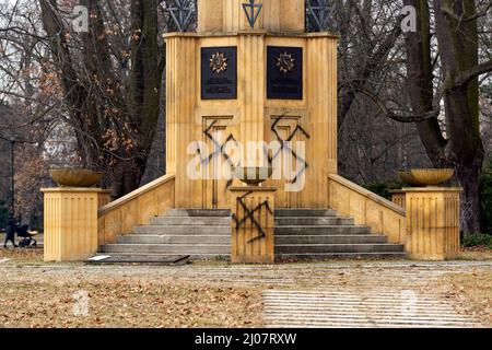 Olomouc, République tchèque. 17th mars 2022. Un antivandalisme inconnu a pulvérisé plusieurs swastikas noirs sur le monument commémoratif de l'Armée rouge, en bordure des jardins de Cech (Cechovy Sady) près du centre d'Olomouc, République Tchèque, photographié le 17 mars 2022. Crédit: Stanislav Helona/CTK photo/Alay Live News Banque D'Images