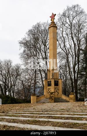 Olomouc, République tchèque. 17th mars 2022. Un antivandalisme inconnu a pulvérisé plusieurs swastikas noirs sur le monument commémoratif de l'Armée rouge, en bordure des jardins de Cech (Cechovy Sady) près du centre d'Olomouc, République Tchèque, photographié le 17 mars 2022. Crédit: Stanislav Helona/CTK photo/Alay Live News Banque D'Images