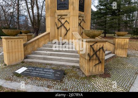 Olomouc, République tchèque. 17th mars 2022. Un antivandalisme inconnu a pulvérisé plusieurs swastikas noirs sur le monument commémoratif de l'Armée rouge, en bordure des jardins de Cech (Cechovy Sady) près du centre d'Olomouc, République Tchèque, photographié le 17 mars 2022. Crédit: Stanislav Helona/CTK photo/Alay Live News Banque D'Images