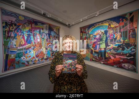 Grande Tapisserie de, Royaume-Uni. 17th mars 2022. Galashiels, frontières écossaises, Écosse, Royaume-Uni. Isla Forsyth, Marketing Officer, a une brochure sur la nouvelle exposition. Grayson Perry's Essex House tapisseries: Life of Julie Cope ont aujourd'hui (17 mars) a été installé dans le nouveau centre d'accueil Great Tapisserie of Scotland à Galashiels - où commence l'histoire de l'Écosse. L'exposition de l'artiste contemporain de renommée mondiale sera exposée dans la Galerie 1420 du centre du 18 mars au 14 août 2022, l'année des histoires. Crédit : phil wilkinson/Alay Live News Banque D'Images