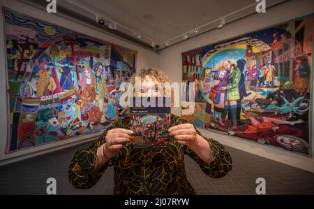 Grande Tapisserie de, Royaume-Uni. 17th mars 2022. Galashiels, frontières écossaises, Écosse, Royaume-Uni. Isla Forsyth, Marketing Officer, a une brochure sur la nouvelle exposition. Grayson Perry's Essex House tapisseries: Life of Julie Cope ont aujourd'hui (17 mars) a été installé dans le nouveau centre d'accueil Great Tapisserie of Scotland à Galashiels - où commence l'histoire de l'Écosse. L'exposition de l'artiste contemporain de renommée mondiale sera exposée dans la Galerie 1420 du centre du 18 mars au 14 août 2022, l'année des histoires. Crédit : phil wilkinson/Alay Live News Banque D'Images