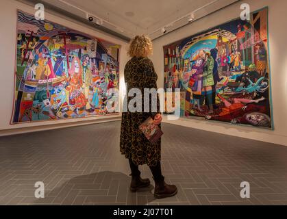 Grande Tapisserie de, Royaume-Uni. 17th mars 2022. Galashiels, frontières écossaises, Écosse, Royaume-Uni. Isla Forsyth, Marketing Officer, a une brochure sur la nouvelle exposition. Grayson Perry's Essex House tapisseries: Life of Julie Cope ont aujourd'hui (17 mars) a été installé dans le nouveau centre d'accueil Great Tapisserie of Scotland à Galashiels - où commence l'histoire de l'Écosse. L'exposition de l'artiste contemporain de renommée mondiale sera exposée dans la Galerie 1420 du centre du 18 mars au 14 août 2022, l'année des histoires. Crédit : phil wilkinson/Alay Live News Banque D'Images