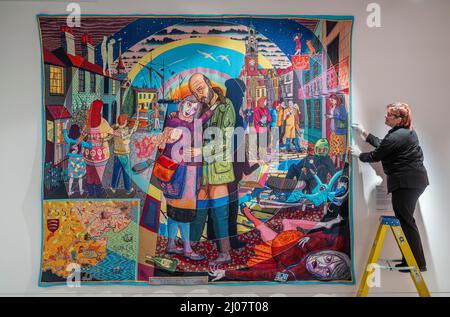 Grande Tapisserie de, Royaume-Uni. 17th mars 2022. Galashiels, frontières écossaises, Écosse, Royaume-Uni. Susie Finlayson (les agents des visiteurs photographiés avec l'une des deux tapisseries colorées. Grayson Perry's Essex House tapisseries: Life of Julie Cope ont aujourd'hui (17 mars) a été installé dans le nouveau centre d'accueil Great Tapisserie of Scotland à Galashiels - où commence l'histoire de l'Écosse. L'exposition de l'artiste contemporain de renommée mondiale sera exposée dans la Galerie 1420 du centre du 18 mars au 14 août 2022, l'année des histoires. Crédit : phil wilkinson/Alay Live News Banque D'Images