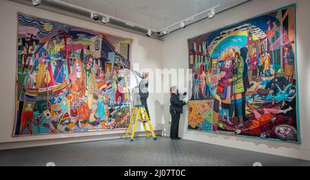 Grande Tapisserie de, Royaume-Uni. 17th mars 2022. Galashiels, frontières écossaises, Écosse, Royaume-Uni. Susie Finlayson et Kimberley Harrison (agents des visiteurs) photographiés avec les tapisseries aujourd'hui. Grayson Perry's Essex House tapisseries: Life of Julie Cope ont aujourd'hui (17 mars) a été installé dans le nouveau centre d'accueil Great Tapisserie of Scotland à Galashiels - où commence l'histoire de l'Écosse. L'exposition de l'artiste contemporain de renommée mondiale sera exposée dans la Galerie 1420 du centre du 18 mars au 14 août 2022, l'année des histoires. Crédit : phil wilkinson/Alay Live News Banque D'Images