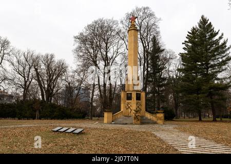 Olomouc, République tchèque. 17th mars 2022. Un antivandalisme inconnu a pulvérisé plusieurs swastikas noirs sur le monument commémoratif de l'Armée rouge, en bordure des jardins de Cech (Cechovy Sady) près du centre d'Olomouc, République Tchèque, photographié le 17 mars 2022. Crédit: Stanislav Helona/CTK photo/Alay Live News Banque D'Images