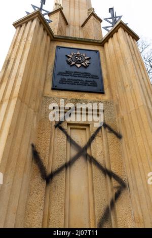 Olomouc, République tchèque. 17th mars 2022. Un antivandalisme inconnu a pulvérisé plusieurs swastikas noirs sur le monument commémoratif de l'Armée rouge, en bordure des jardins de Cech (Cechovy Sady) près du centre d'Olomouc, République Tchèque, photographié le 17 mars 2022. Crédit: Stanislav Helona/CTK photo/Alay Live News Banque D'Images