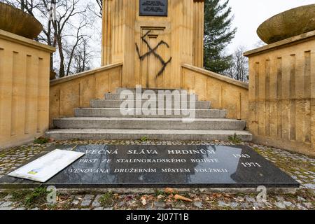 Olomouc, République tchèque. 17th mars 2022. Un antivandalisme inconnu a pulvérisé plusieurs swastikas noirs sur le monument commémoratif de l'Armée rouge, en bordure des jardins de Cech (Cechovy Sady) près du centre d'Olomouc, République Tchèque, photographié le 17 mars 2022. Crédit: Stanislav Helona/CTK photo/Alay Live News Banque D'Images